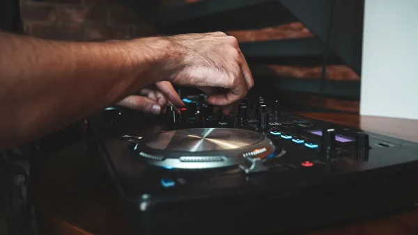 Dj Turntable Explained: Features, Types and Tips