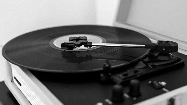 Vinyl Record Player Explained: Features, Types and Tips