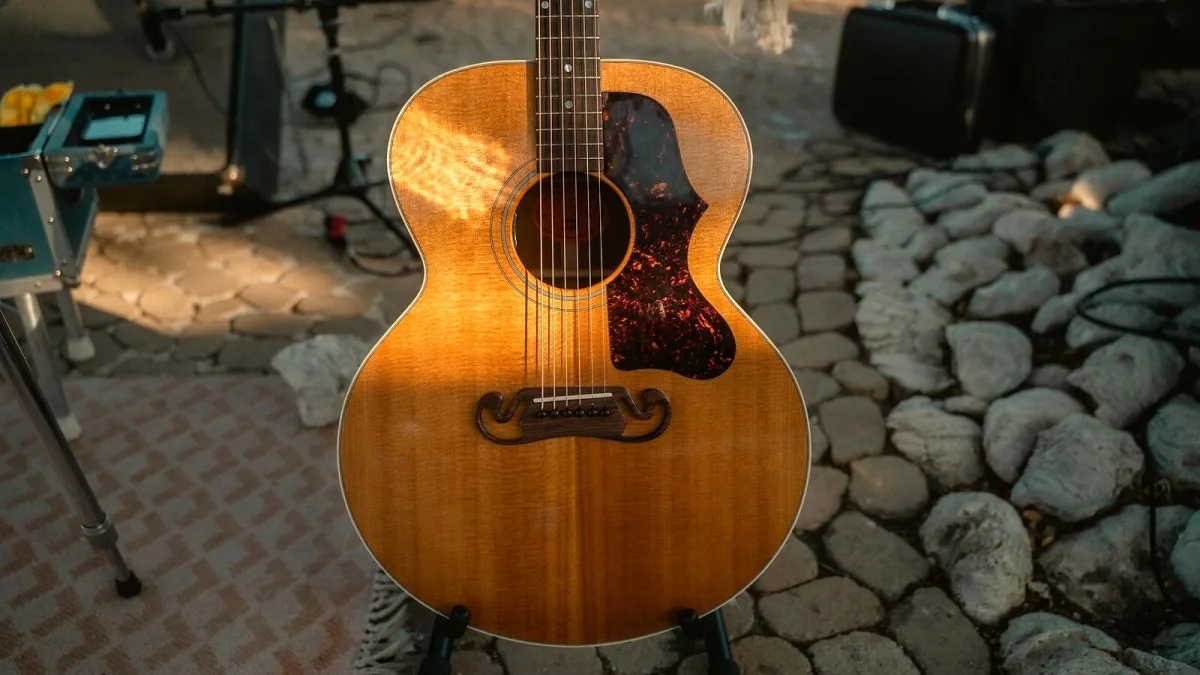 A Guide to Gibson Sj 200 Guitar