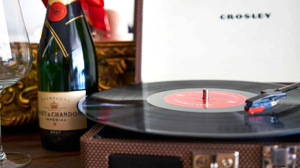 Direct Drive Turntable Explained: Features, Types and Tips