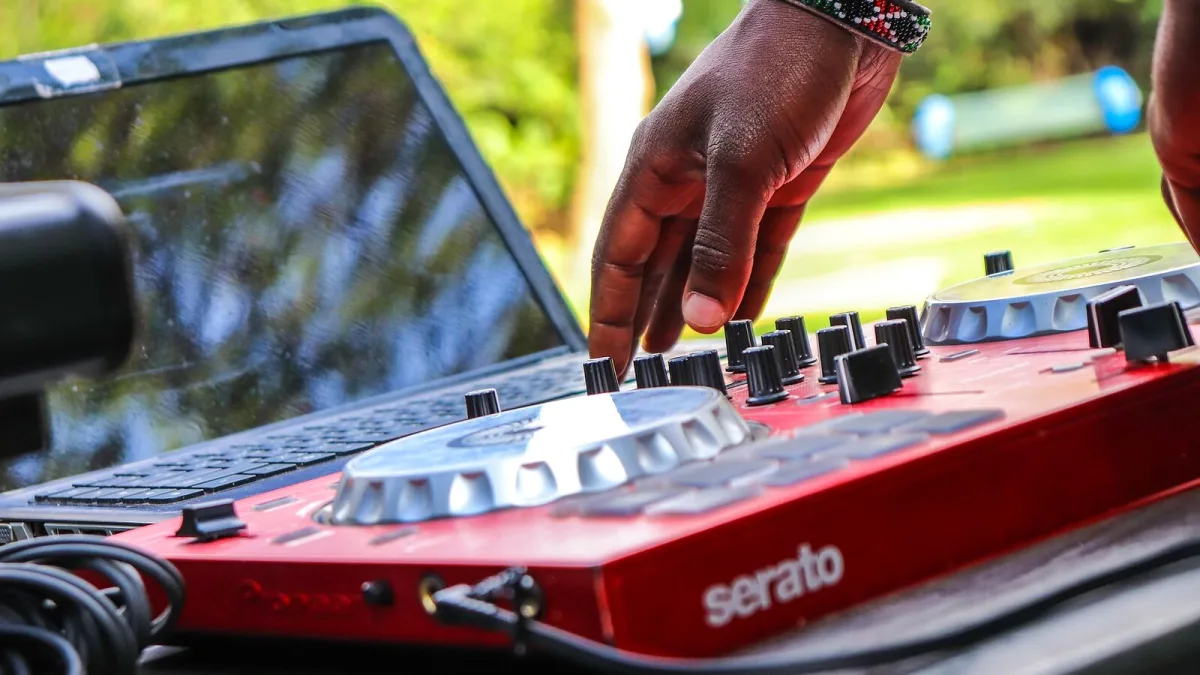 Serato Dj for Beginners: A Complete Guide