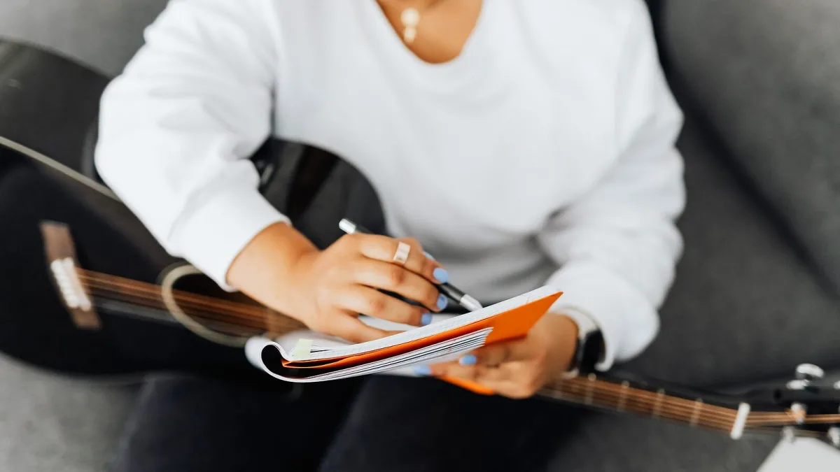 Left Handed Guitar for Beginners: A Complete Guide